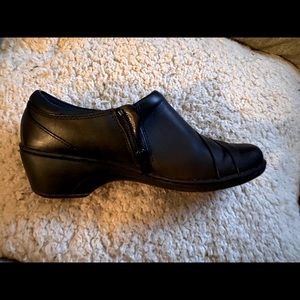 Women's Black Leather Zip-Accent Comfort Heel